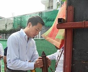 Chanond Ruangkritya, President and CEO of Ananda Development Pcl., lays the foundation stone to open IDEO MOBI Sathorn project, Friday, July 13.